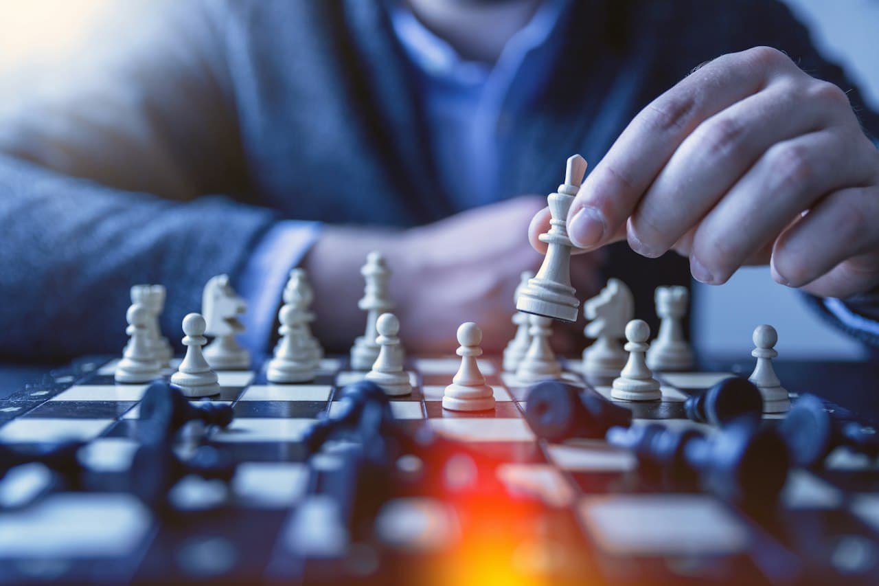 Homme jouant aux échecs, stratégie et décision