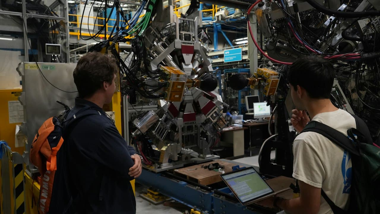 Deux ingénieurs examinent des équipements scientifiques complexes