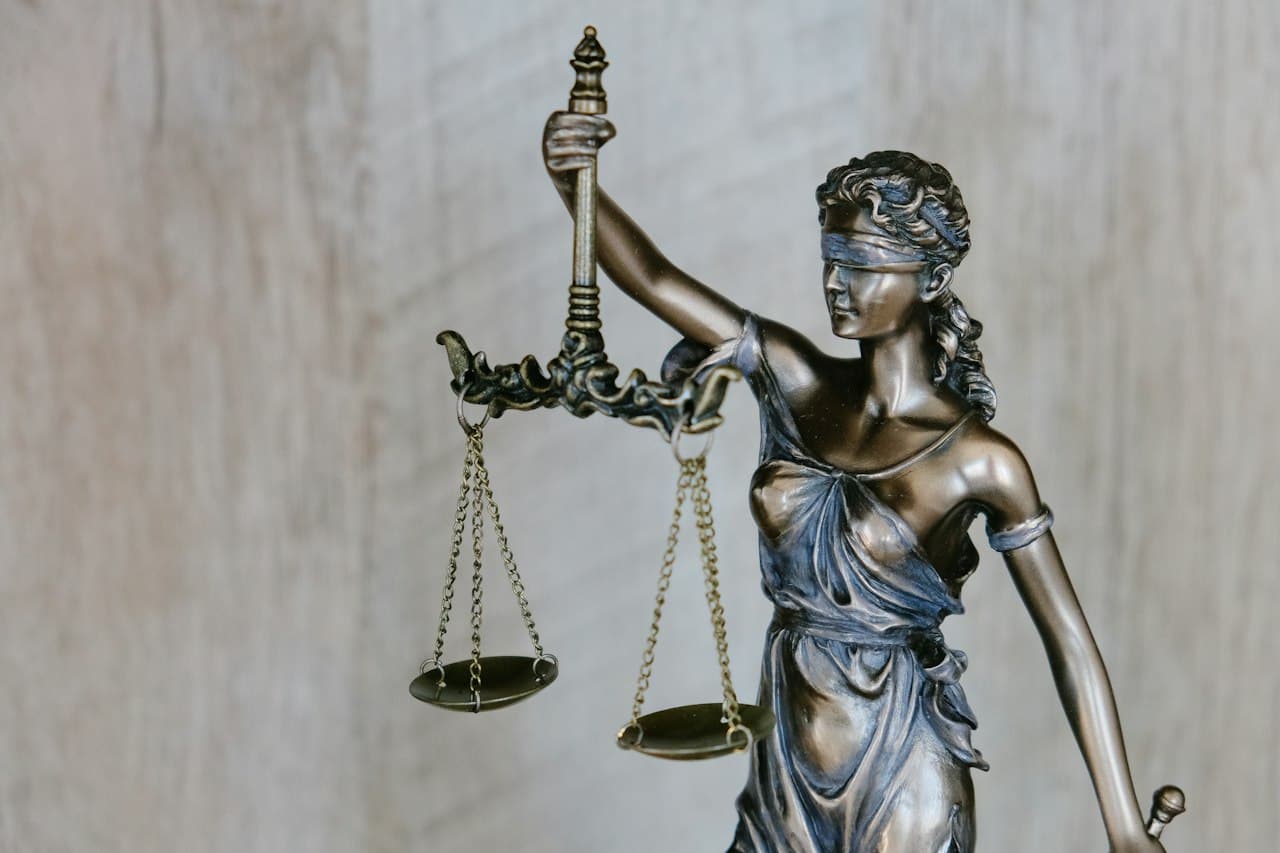 Statue de la Justice tenant une épée dorée