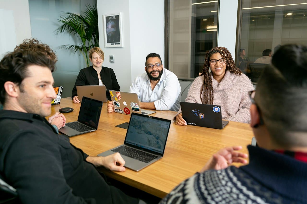 Réunion de direction en salle de conférence avec ordinateurs portables