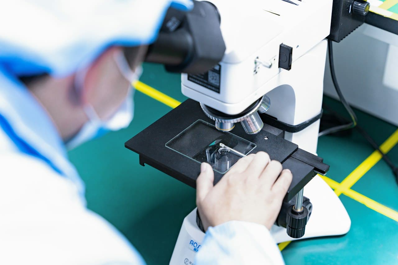 Ingénieur inspectant des composants au microscope