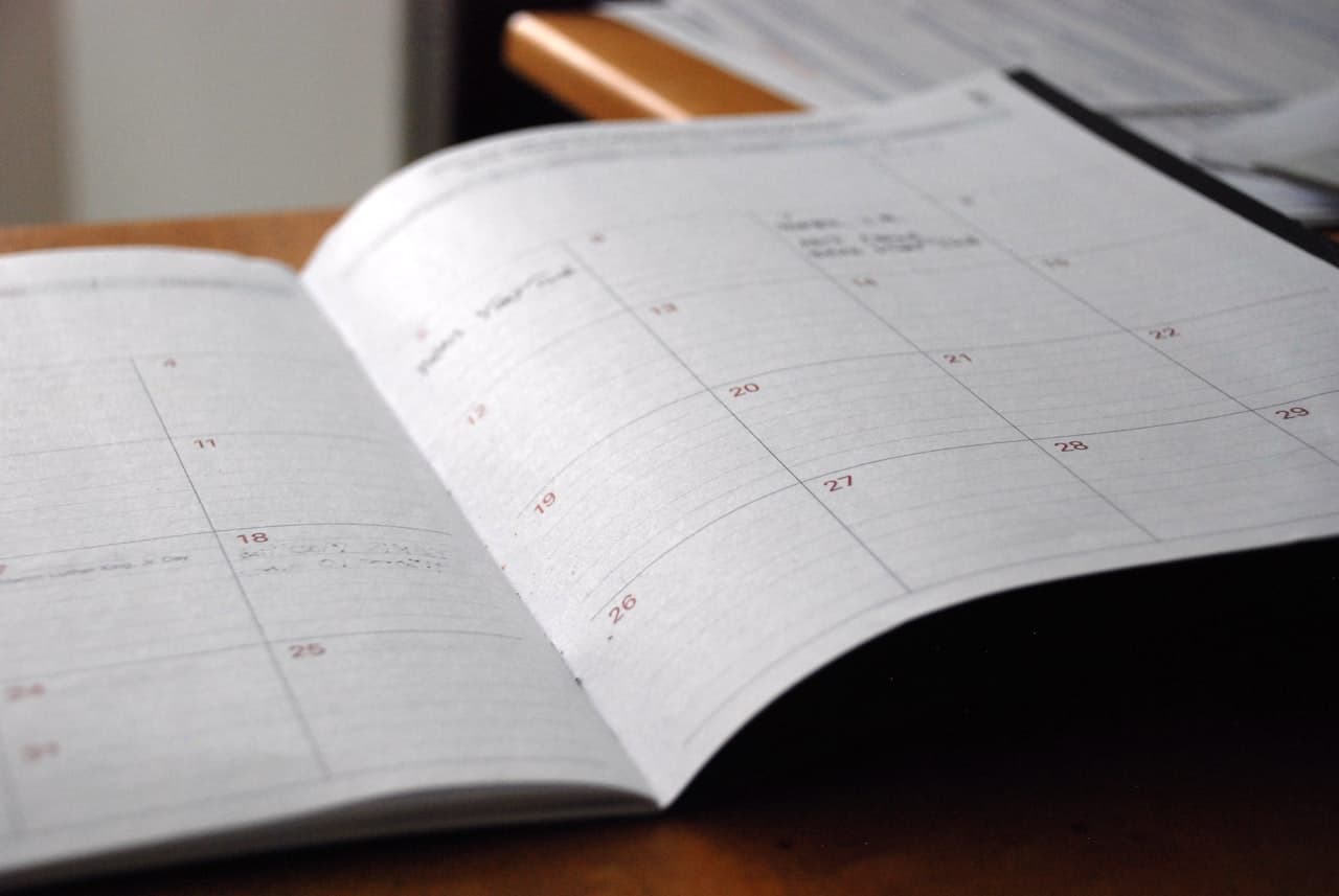 Agenda ouvert sur un bureau en bois