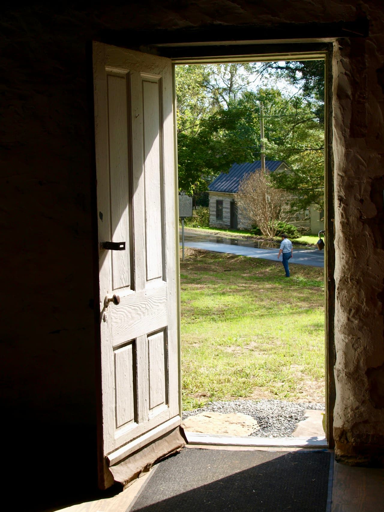 Porte ouverte depuis l'intérieur d'un bâtiment