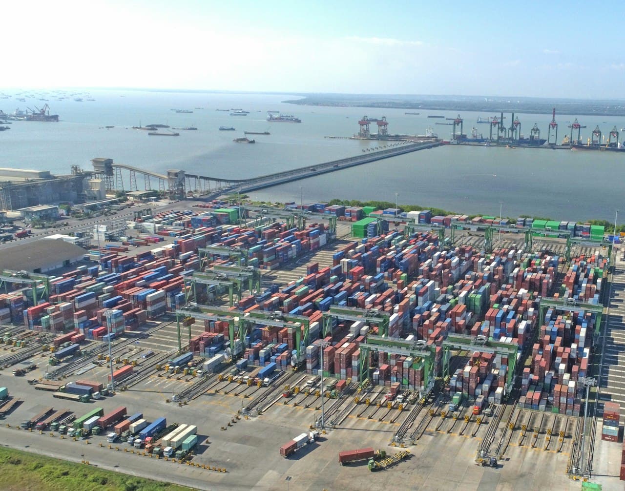 Vue aérienne d'un port maritime avec conteneurs colorés