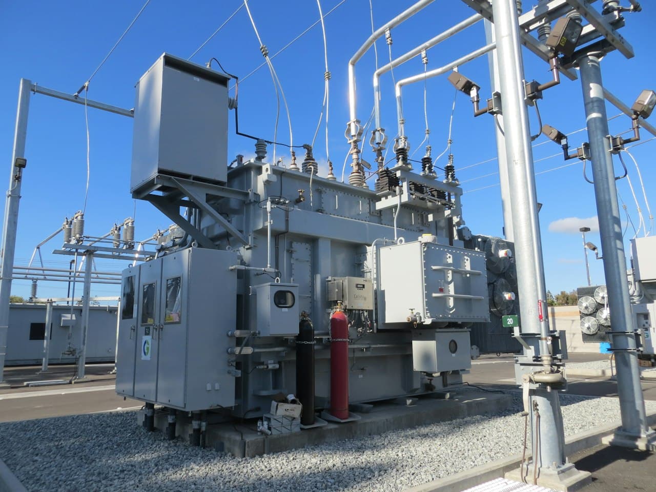 Générateur électrique de secours industriel blanc