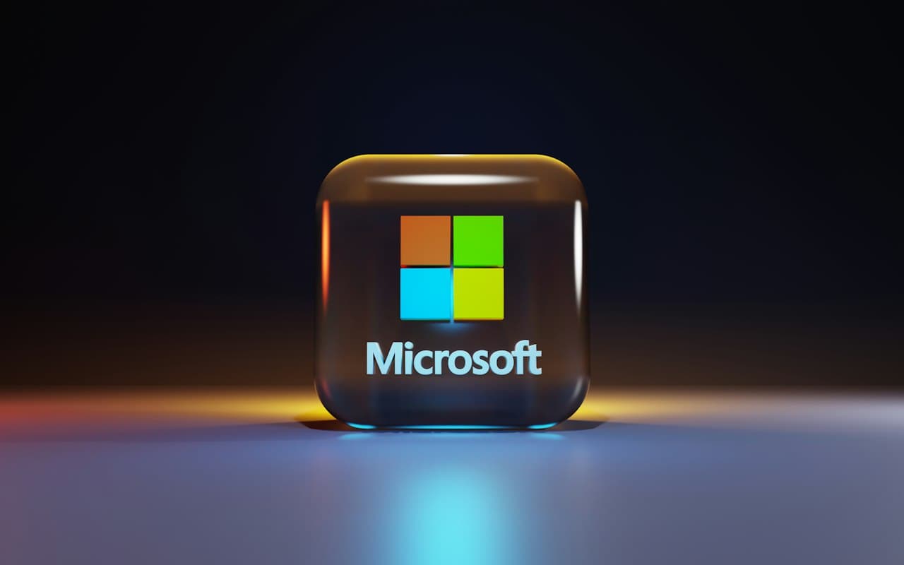 Cube en verre avec logo Microsoft sur fond sombre