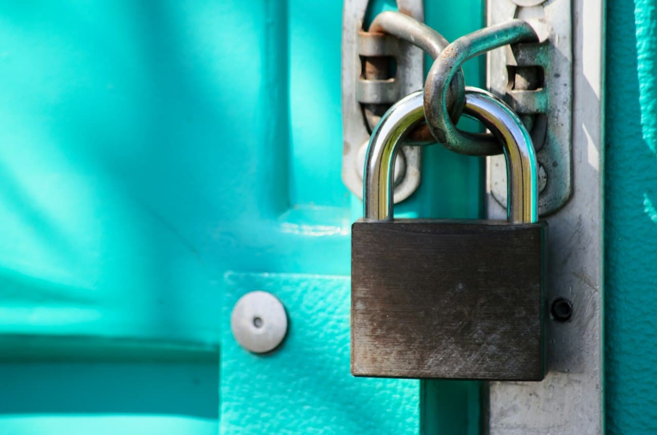 Cadenas bleu vieilli sur une porte rouillée